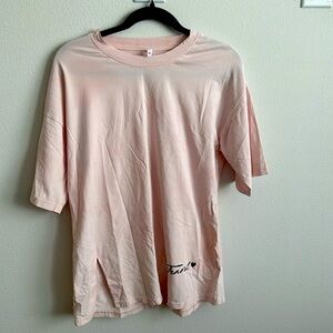 T-shirt, light pink, consider Large or Medium for US size